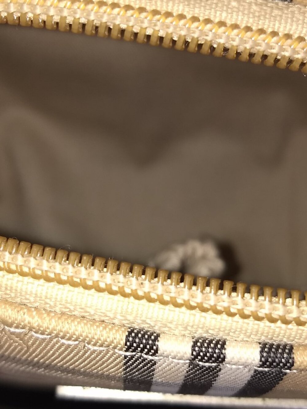 Mini Burberry (Not Authentic)  handbag. - Picture 11 of 12